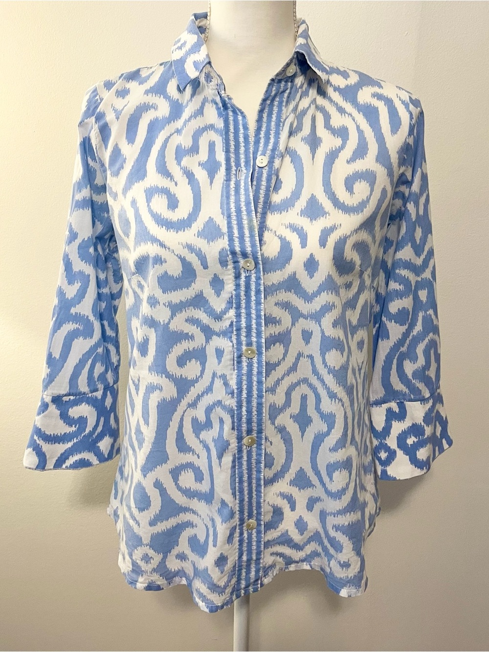 Gretchen Scott Ex Boyfriend Button Up Shirt in Blue/White Arabesque Print. Sz Sm